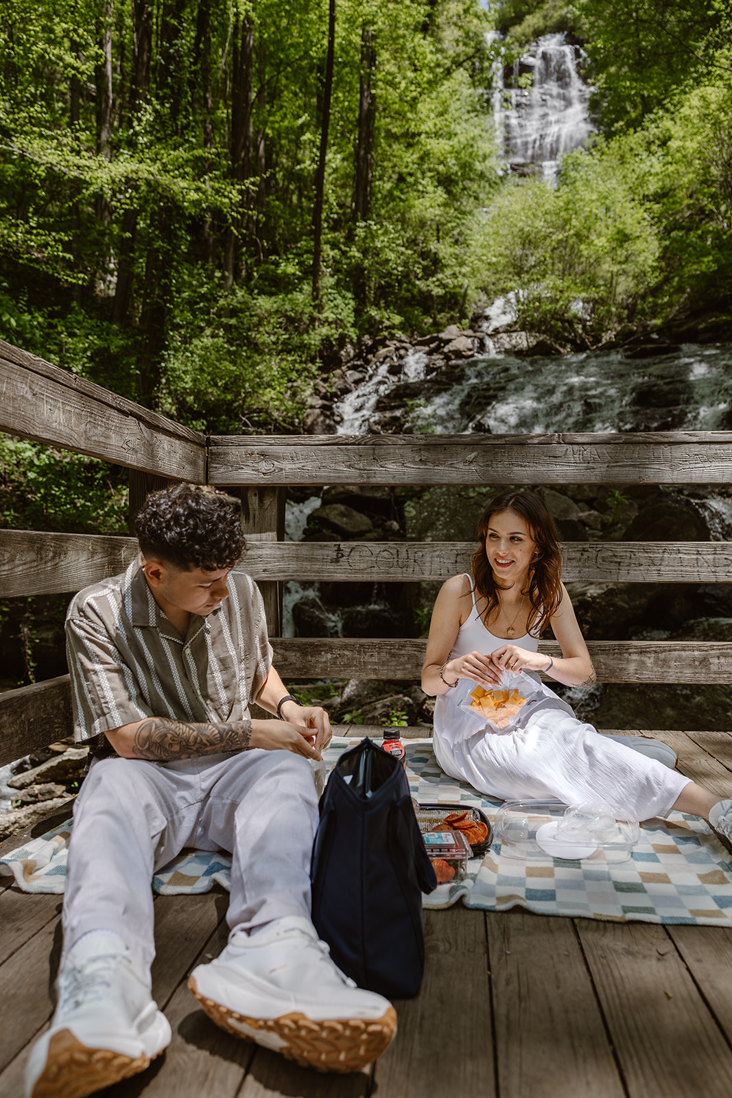couple share a picnic before their elopement 